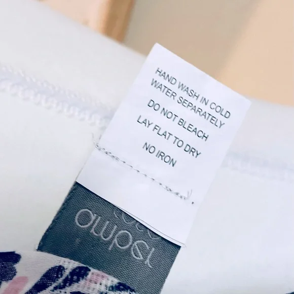 Amber Rose Rockmans Paisley Floral Blue, Pink & White Scarf $15 (RRP $40)🕊️💛. - Picture 3 of 4